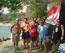 Das Team und Kunden der Deep Sea Diving Tauchschule Bülent Atmaca Türkei